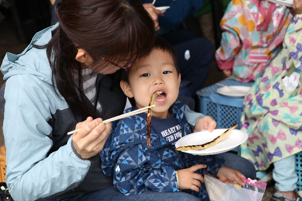 アスパラ食べる２.png